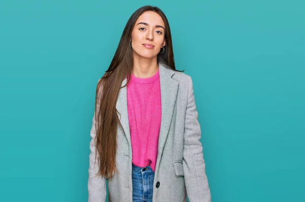 Menina Hispânica Jovem Vestindo Roupas Negócios Relaxado Com Expressão Séria — Fotografia de Stock