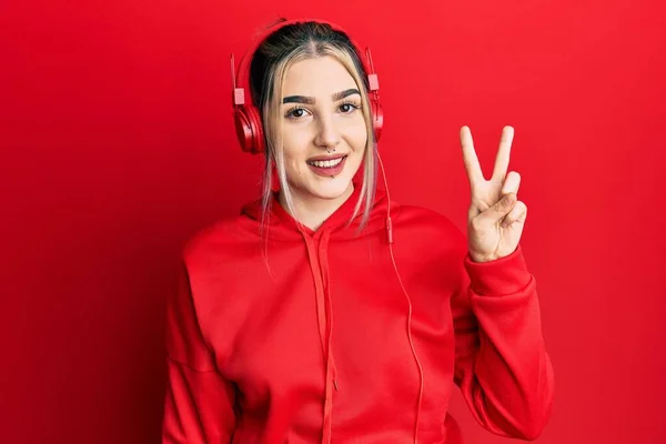 Joven Chica Moderna Con Ropa Gimnasio Uso Auriculares Que Muestran —  Fotos de Stock