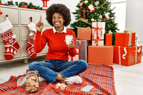 Young African American Woman Afro Hair Eating Pastries Sitting Christmas — Stock Photo, Image