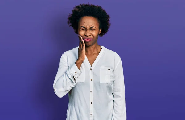 Femme Afro Américaine Aux Cheveux Afro Portant Shirt Blanc Décontracté — Photo