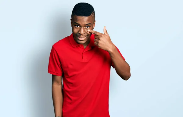 Jovem Afro Americano Vestindo Camiseta Vermelha Casual Apontando Com Dedo — Fotografia de Stock