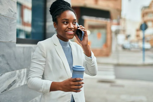 Mladá Africká Americká Obchodnice Mluví Smartphone Pití Kávy Městě — Stock fotografie