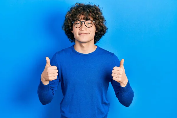 Yakışıklı Genç Adam Günlük Kıyafetler Gözlük Takıyor Başarı Işareti Yapıyor — Stok fotoğraf