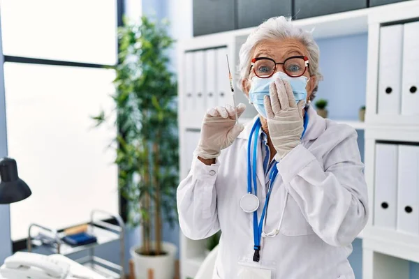 Senior Woman Grey Hair Wearing Doctor Uniform Medical Mask Holding — ストック写真