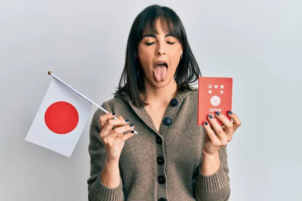 Ung Latinamerikansk Kvinna Som Håller Japansk Flagga Och Pass Sticker — Stockfoto