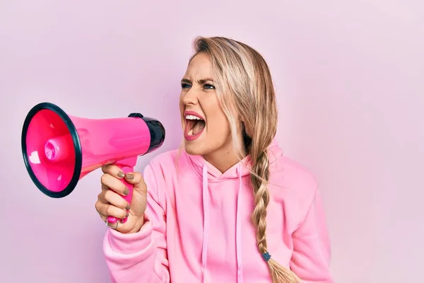 Jovem Bela Loira Caucasiana Mulher Gritando Gritando Através Megafone Sobre — Fotografia de Stock