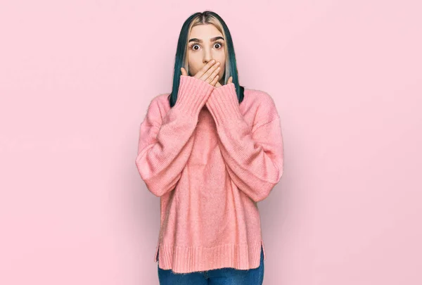 Rapariga Moderna Usando Suéter Inverno Rosa Chocou Cobrindo Boca Com — Fotografia de Stock