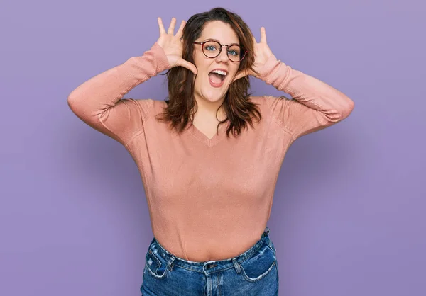 Jonge Size Vrouw Met Casual Kleding Een Bril Lachend Vrolijk — Stockfoto