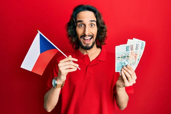 Joven Hombre Hispano Sosteniendo Bandera República Checa Billetes Corea Celebrando —  Fotos de Stock