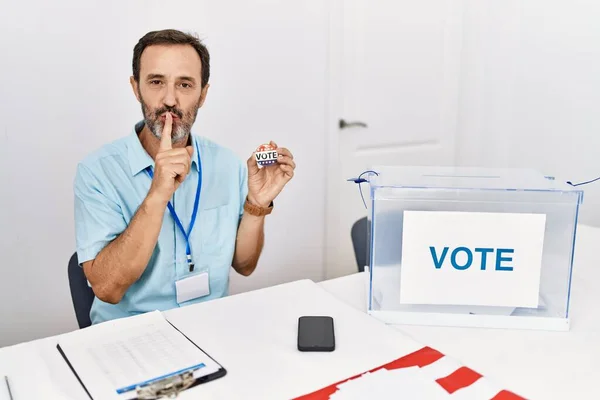 Homem Meia Idade Com Barba Sentado Por Cédula Segurando Voto — Fotografia de Stock