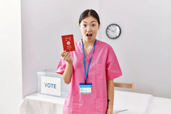Молодая Азиатская Медсестра Выборах Политической Кампании Держала Японский Паспорт Испуганный — стоковое фото