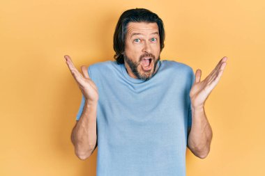 Orta yaşlı, sıradan kıyafetler giyen beyaz bir adam çılgınlığı kutluyor ve başarıya hayret ediyor. Kolları açık, gözleri açık, heyecanlı bir şekilde bağırıyor. Kazanan konsept 