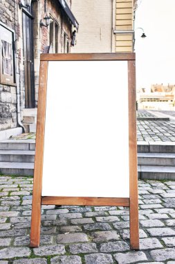  Sokakta boş pankartı aç