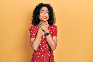 Yazlık elbise giyen genç Latin kız boğularak can yaktığı için bağırıyor. Sağlık problemi. Boğulma ve intihar konsepti. 