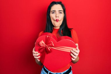 Sevgililer günü hediyesini tutan genç İspanyol kız balık suratlı ve şaşı gözlü çılgın ve komik.. 