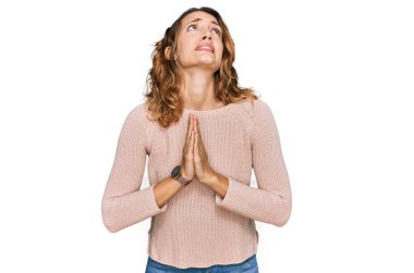 Güzel, beyaz bir kadın, sıradan bir süveter giyer, elleri bağlı yalvarır ve dua eder. Yüzünde umut ifadesi, çok duygusal ve endişeli bir ifade vardır. Yalvarıyor. 