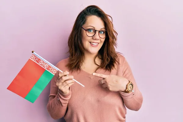 Jovem Caucasiana Segurando Bandeira Belarus Sorrindo Feliz Apontando Com Mão — Fotografia de Stock