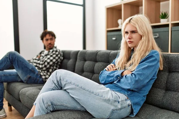 Junges Paar Sitzt Wütend Hause Auf Dem Sofa — Stockfoto