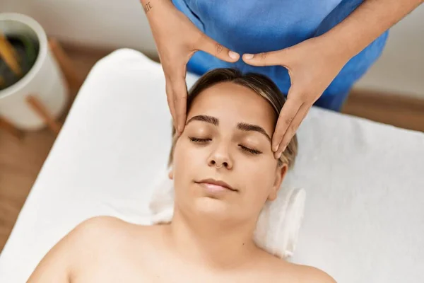 Donna Coppia Avendo Massaggio Facciale Centro Bellezza — Foto Stock