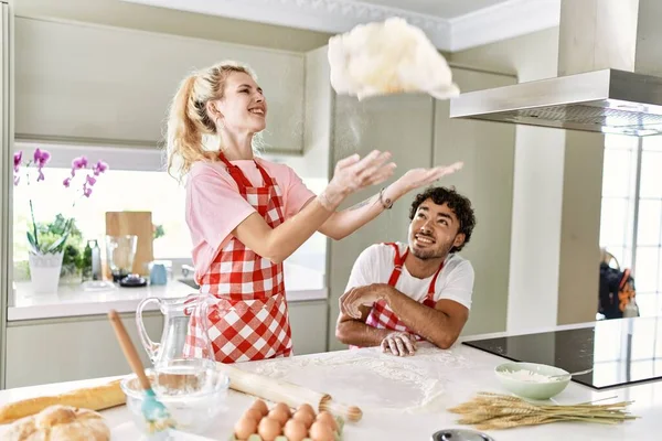 Młoda Para Uśmiechnięta Szczęśliwa Gotowanie Ciasta Kuchni — Zdjęcie stockowe