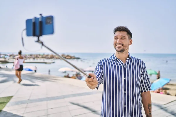 Young Handsome Man Taking Photo Using Selfie Stick Sea — Fotografia de Stock