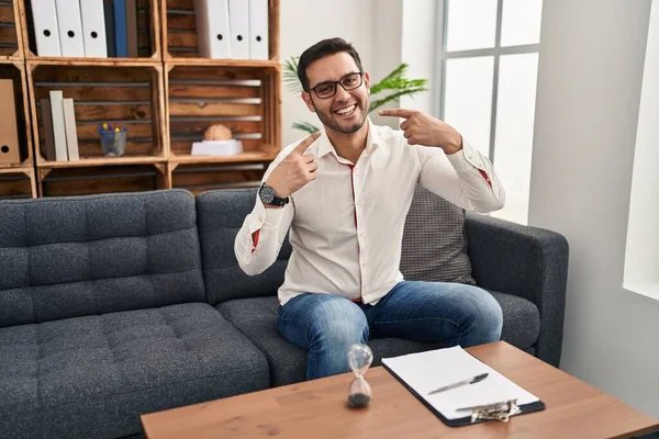 Jonge Spaanse Man Met Baard Die Werkt Consultatiebureau Glimlachend Vrolijk — Stockfoto