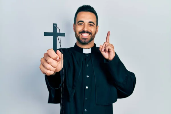 Hombre Guapo Sacerdote Hispano Con Barba Sosteniendo Cruz Católica Sorprendido —  Fotos de Stock