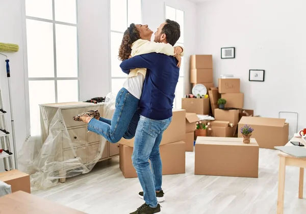 Pareja Hispana Mediana Edad Sonriendo Feliz Abrazándose Nuevo Hogar — Foto de Stock