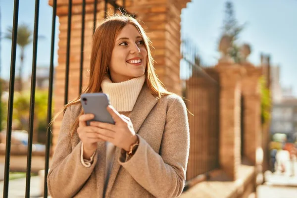 Jong Roodharig Meisje Glimlachen Gelukkig Met Behulp Van Smartphone Stad — Stockfoto