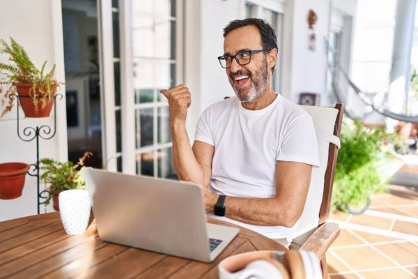 Mann Mittleren Alters Mit Computer Laptop Hause Lächelt Mit Glücklichem — Stockfoto