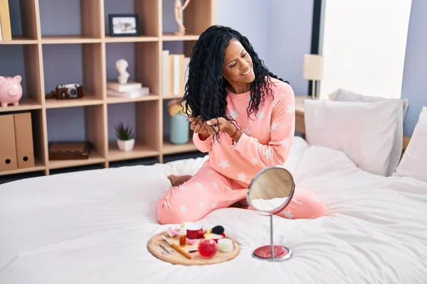 Afrikansk Amerikansk Kvinna Som Har Hår Behandling Sitter Sängen Sovrummet — Stockfoto