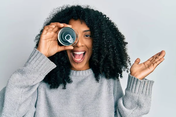 Африканська Американка Африканським Волоссям Тримає Консервовану Їжу Очах Відзначаючи Досягнення — стокове фото