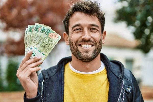 Bonito Hispânico Com Barba Segurando 500 Pesos Argentina Notas Livre — Fotografia de Stock