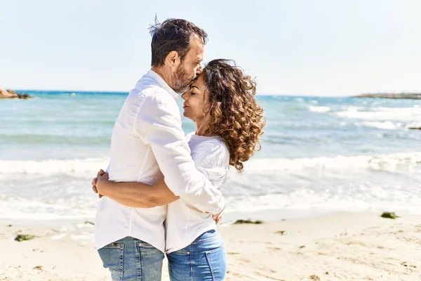 中年时 他惊慌失措的伴侣站在海滩上亲吻和拥抱 — 图库照片