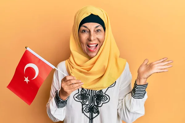 Middle Age Hispanic Woman Wearing Hijab Holding Turkey Flag Celebrating — Stock Photo, Image