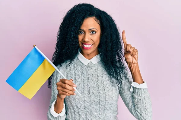 Middelbare Leeftijd Afrikaanse Amerikaanse Vrouw Met Ukraine Vlag Glimlachend Met — Stockfoto