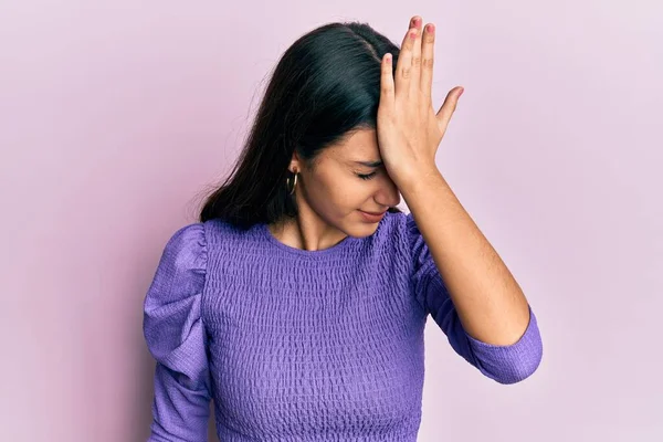 Mujer Hispana Joven Vestida Con Ropa Casual Sorprendida Con Mano — Foto de Stock