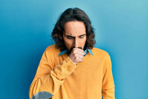 風邪や気管支炎の症状として カジュアルな服を着て咳をする若いヒスパニック系の男性 ヘルスケアの概念 — ストック写真
