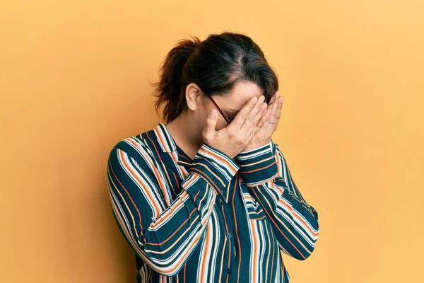 Junge Kaukasische Frau Lässiger Kleidung Und Brille Mit Traurigem Gesichtsausdruck — Stockfoto