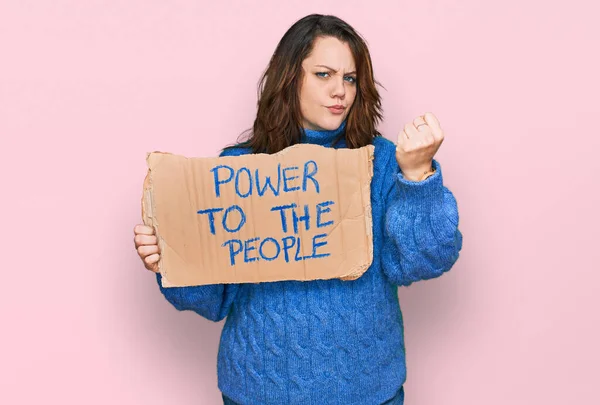 Joven Mujer Tamaño Grande Sosteniendo Poder Pancarta Gente Molesto Frustrado —  Fotos de Stock