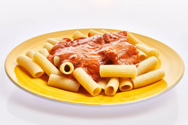 Teller Mit Italienischen Rigatoni Nudeln Mit Tomatensauce Auf Weißem Hintergrund — Stockfoto