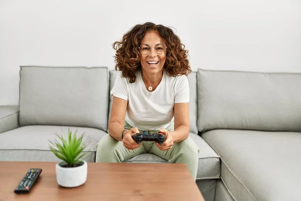 Mulher Hispânica Meia Idade Sorrindo Confiante Jogando Videogame Casa — Fotografia de Stock