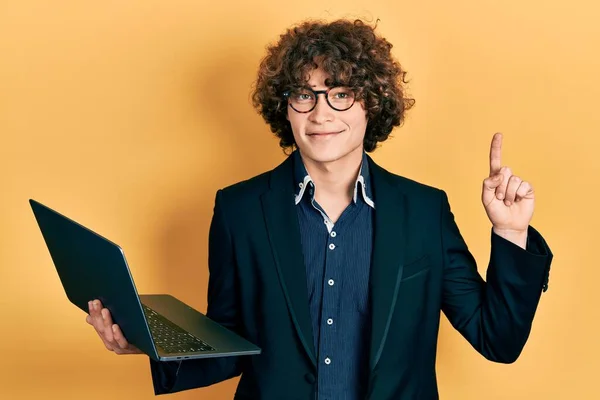 Joven Guapo Trabajando Usando Computadora Portátil Sorprendido Con Una Idea — Foto de Stock