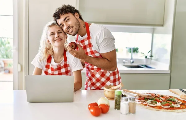 Unga Par Som Håller Äpple Med Bärbar Dator Köket — Stockfoto