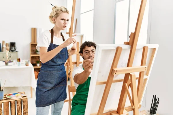 Pittura Insegnante Donna Insegnamento Studente Uomo Studio Arte — Foto Stock