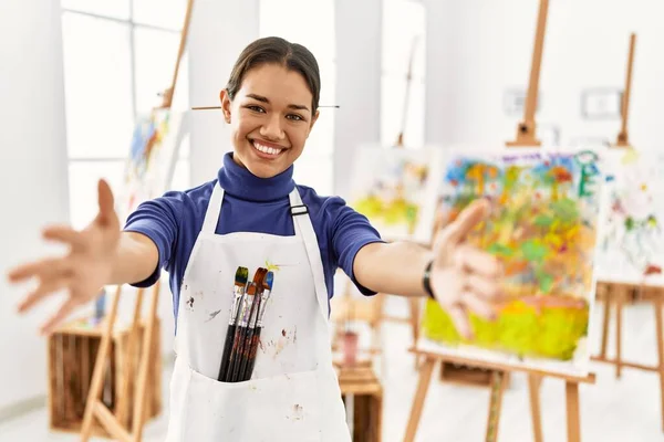 Joven Morena Estudio Arte Mirando Cámara Sonriendo Con Los Brazos —  Fotos de Stock