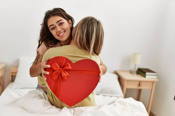 Jonge Vrouw Verrassen Haar Vriendin Met Valentijn Cadeau Slaapkamer — Stockfoto