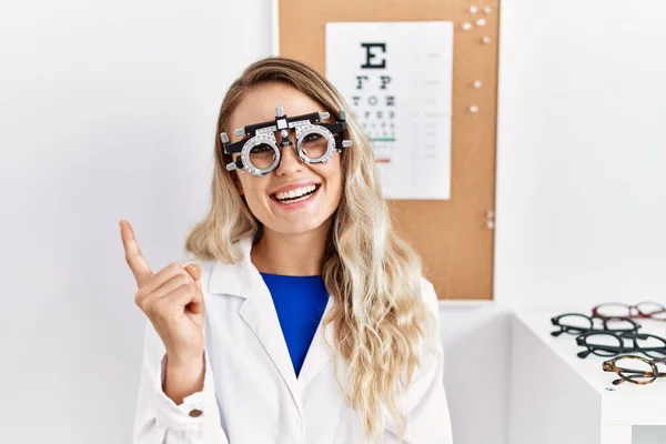 Jonge Mooie Opticien Vrouw Draagt Optometrie Bril Kliniek Glimlachend Vrolijk — Stockfoto