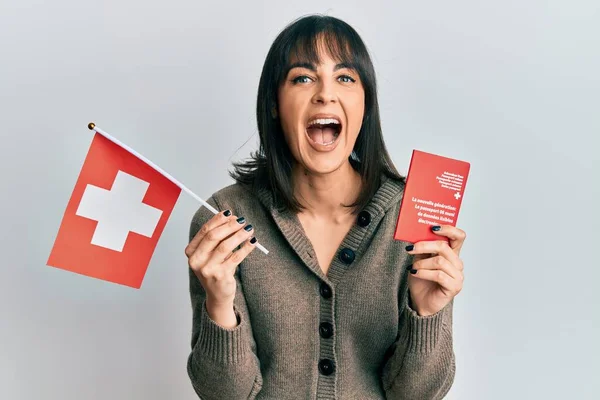 Ung Latinamerikansk Kvinna Håller Schweiziska Flagga Och Pass Firar Galen — Stockfoto