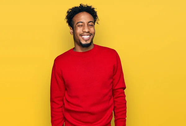 Junger Afrikanisch Amerikanischer Mann Mit Bart Lässigem Winterpullover Zwinkert Die — Stockfoto